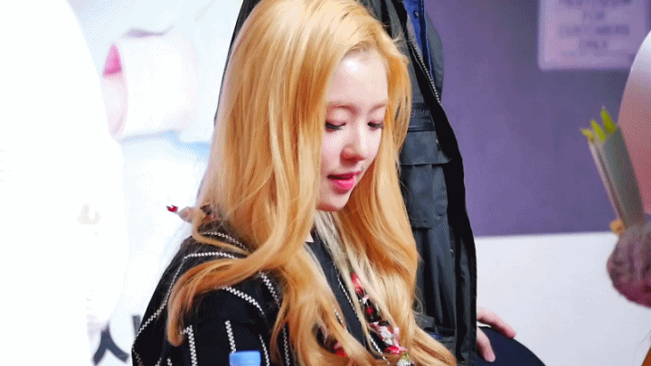 팬들 다정하게 보는 아이린.jpgif | 인스티즈