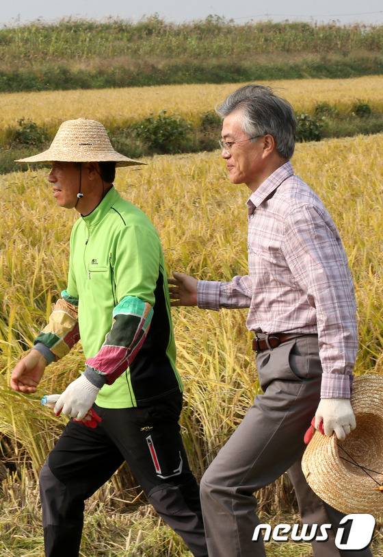 진짜 다 잘 어울리는 문재인;.jpg | 인스티즈