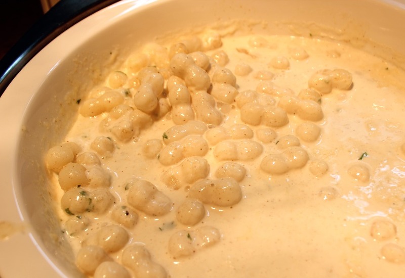 [떡] 떡을 비벼서 끝을 틀어 만드는 조랭이떡 | 인스티즈