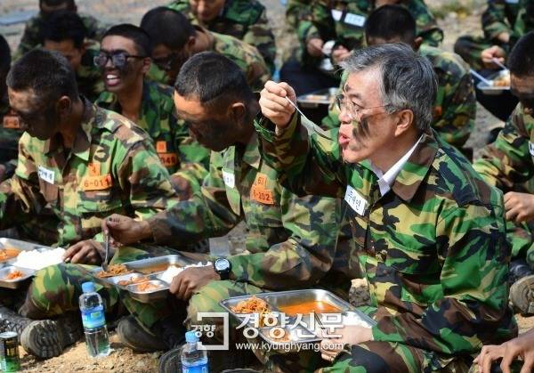 문재인 집총 자세 ㄷㄷ.jpg | 인스티즈