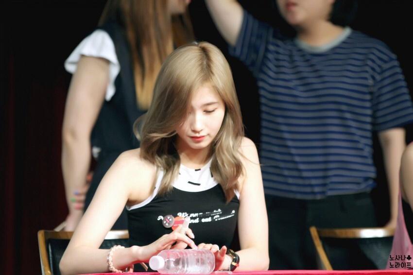 [트와이스] 물병에 쓴 글씨 말리는 사나 .jpg | 인스티즈