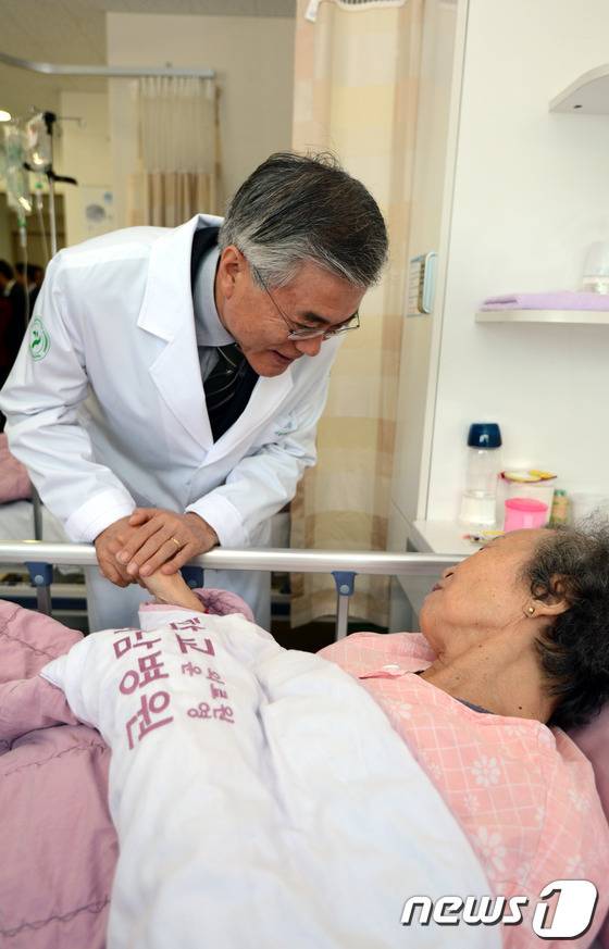 진짜 다 잘 어울리는 문재인;.jpg | 인스티즈