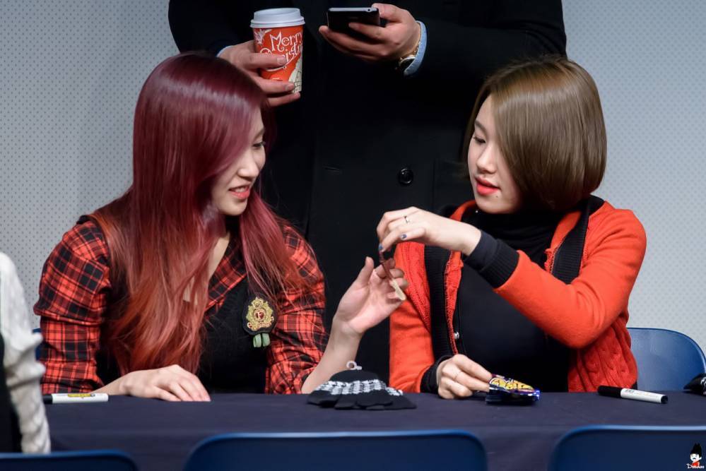 [트와이스] 대표 케미 미챙(미나+채영) 달달한 분위기 짤들.gif | 인스티즈