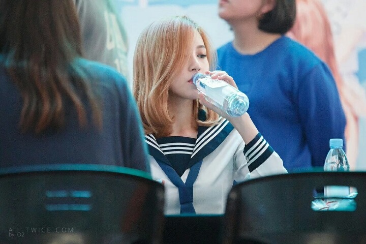 [트와이스] 세일러교복 입고 싸인하는 미나(미나리 분위기...) | 인스티즈