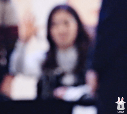 팬들 다정하게 보는 아이린.jpgif | 인스티즈