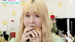 잘 먹는 모모.gif | 인스티즈