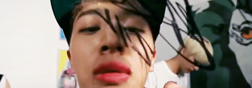 남자연예인들이 립스틱 바르는 방법.gif | 인스티즈