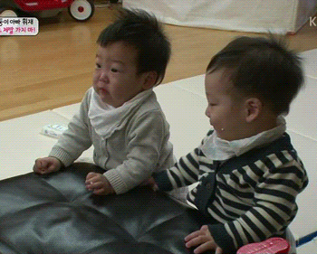 꼬물꼬물 너무 귀여운 이휘재네 쌍둥이 서언이 서준이 움짤 | 인스티즈