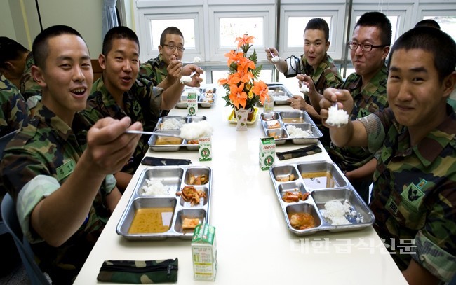 군대 아침식사 우유 호불호 | 인스티즈
