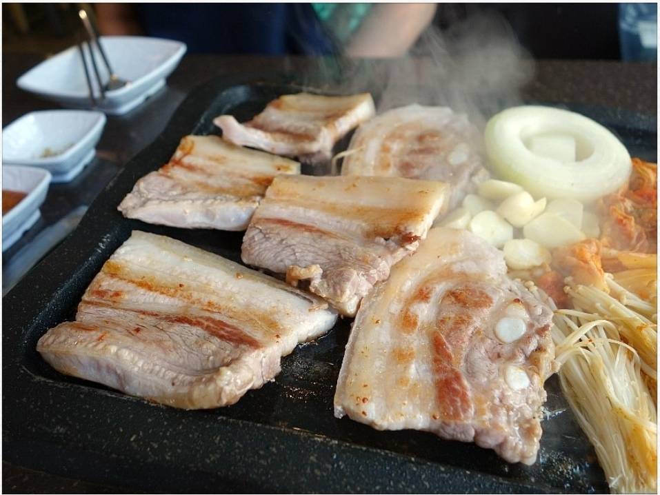 볏짚 통삼겹살 vs 생삼겹살.jpg | 인스티즈