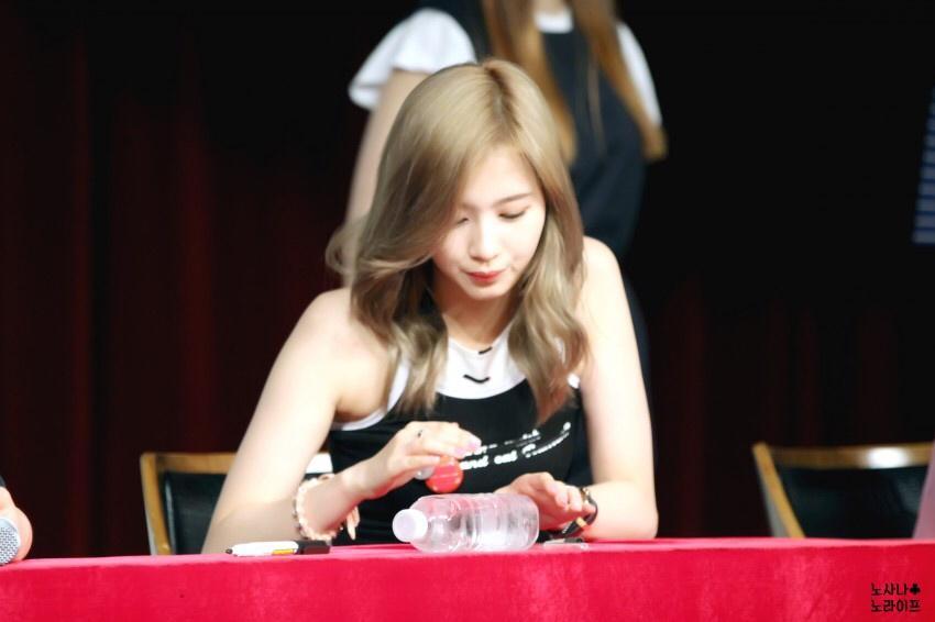 [트와이스] 물병에 쓴 글씨 말리는 사나 .jpg | 인스티즈