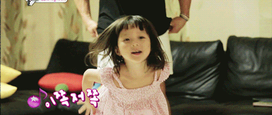 본격적 엄마 가족 유전자가 나오고 있는 추사랑 | 인스티즈