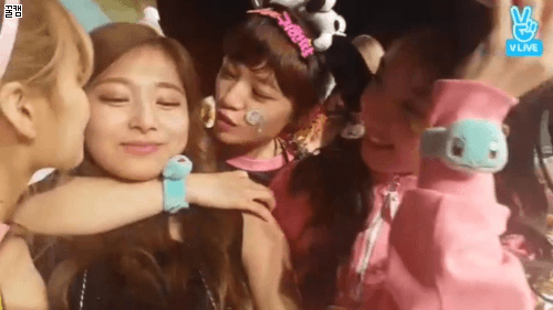 [트와이스] 오늘자 쯔위 생일선물로 뽀뽀해달라고 하자 해주는 멤버들.gif | 인스티즈