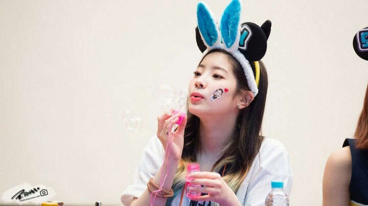 [트와이스] 팬싸에서 비눗방울 가지고 노는 다현이(청량함은 다현이가b) | 인스티즈