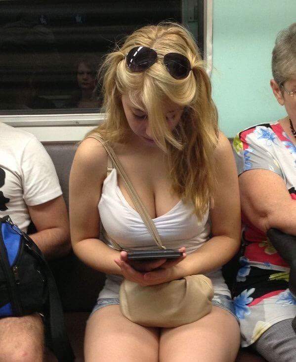 지하철 쩍벌 민폐남 때문에 불편 해보이는 여성.jpg | 인스티즈