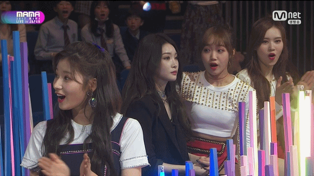 유정이 때문에 깜놀하는 청하.gif | 인스티즈