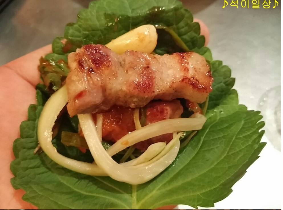 볏짚 통삼겹살 vs 생삼겹살.jpg | 인스티즈