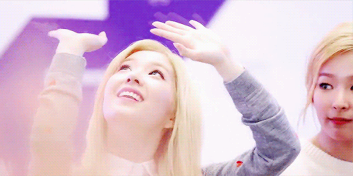 팬들 다정하게 보는 아이린.jpgif | 인스티즈