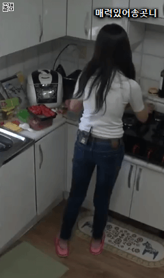 청바지에 흰티 입은 차오루 | 인스티즈