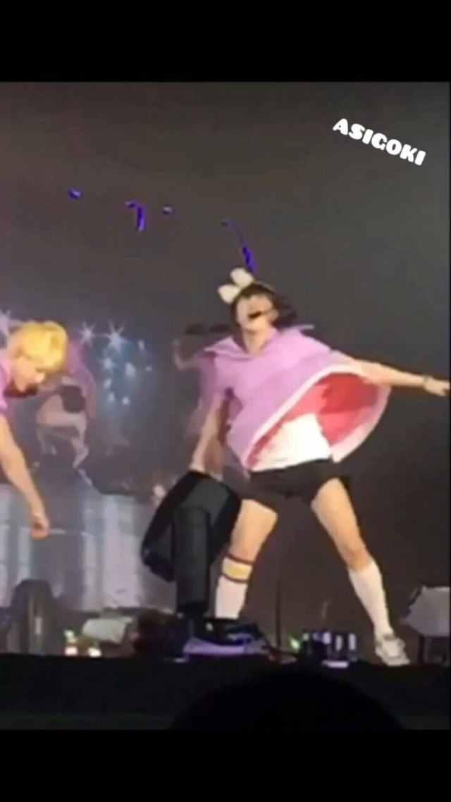 속바지 노출이 심각한 女 아이돌 (feat. 갓세븐) | 인스티즈