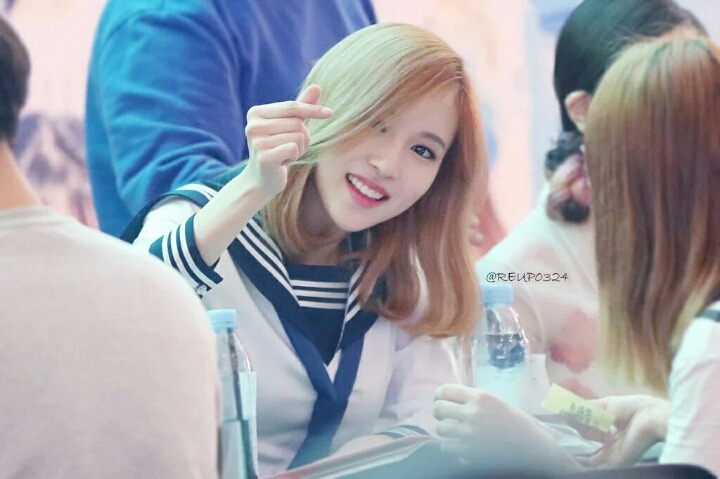 [트와이스] 세일러교복 입고 싸인하는 미나(미나리 분위기...) | 인스티즈
