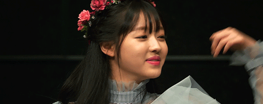 오마이걸 유아의 기습 뽀뽀의 당황한 승희.gif | 인스티즈