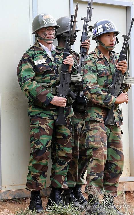 진짜 다 잘 어울리는 문재인;.jpg | 인스티즈