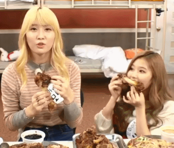 잘 먹는 모모.gif | 인스티즈