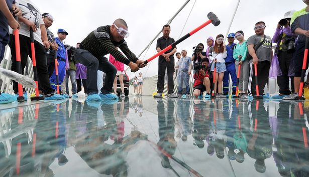 대륙의 유리다리 망치로 내려치는 퍼포먼스 | 인스티즈