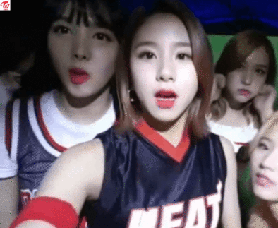 채영이 겨드랑이 가려주는 트와이스.GIF | 인스티즈