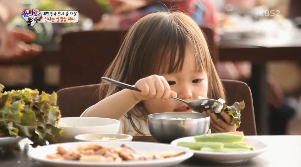 [슈돌] 쌈싸먹는 송일국 따라하는 여자아이 짱귀 ....jpg | 인스티즈