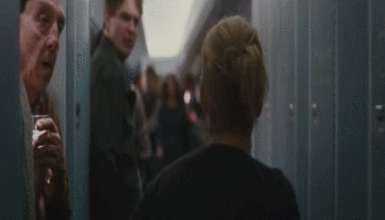 어떤 애기 어머님이 딸이 없어졌다고 비행기에서 난동을 부리시는 거에요.gif | 인스티즈