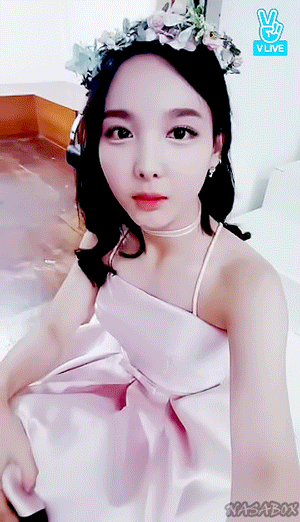 트와이스 - (다리 이쁘고) 상큼한 토끼 나연이 V앱 움짤 | 인스티즈