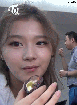 사나 먹방짤.gif | 인스티즈