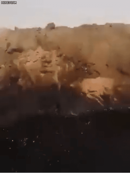 시리아에서 참호를 파면 생기는 일.gif | 인스티즈