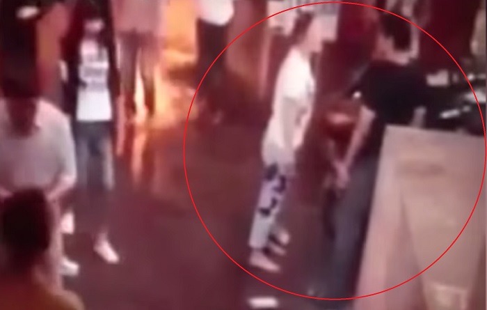 중국 커플싸움.. 열받으면 속옷까지 다 벗는 여자친구 (혐오주의) | 인스티즈