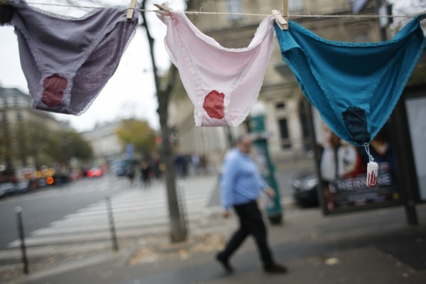 [사진주의] 탐폰에 매긴 세금내리라고 시위하는 서양여자들 | 인스티즈
