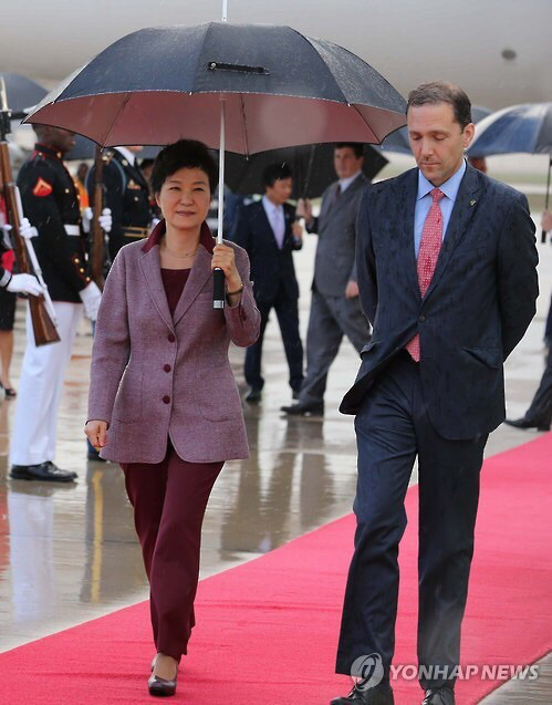 정치인별 우산 쓰는 방법.jpg | 인스티즈