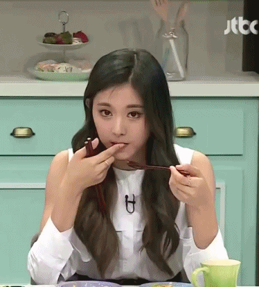 맛있는 음식을 먹은 쯔위 반응 | 인스티즈