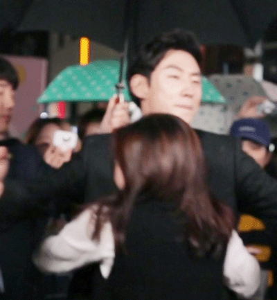 스킨십에 능숙한 남자배우들이 팬을 안아줄때 | 인스티즈