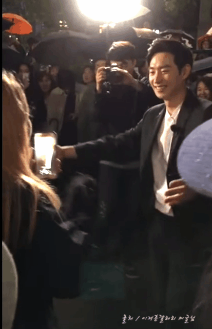 스킨십에 능숙한 남자배우들이 팬을 안아줄때 | 인스티즈