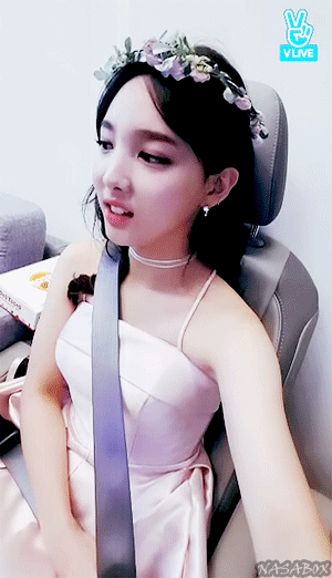 트와이스 - (다리 이쁘고) 상큼한 토끼 나연이 V앱 움짤 | 인스티즈