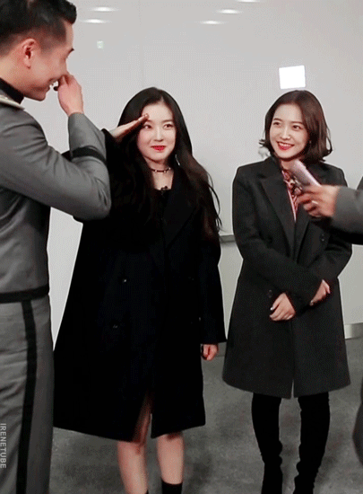 거수경례하는 아이린.gif | 인스티즈