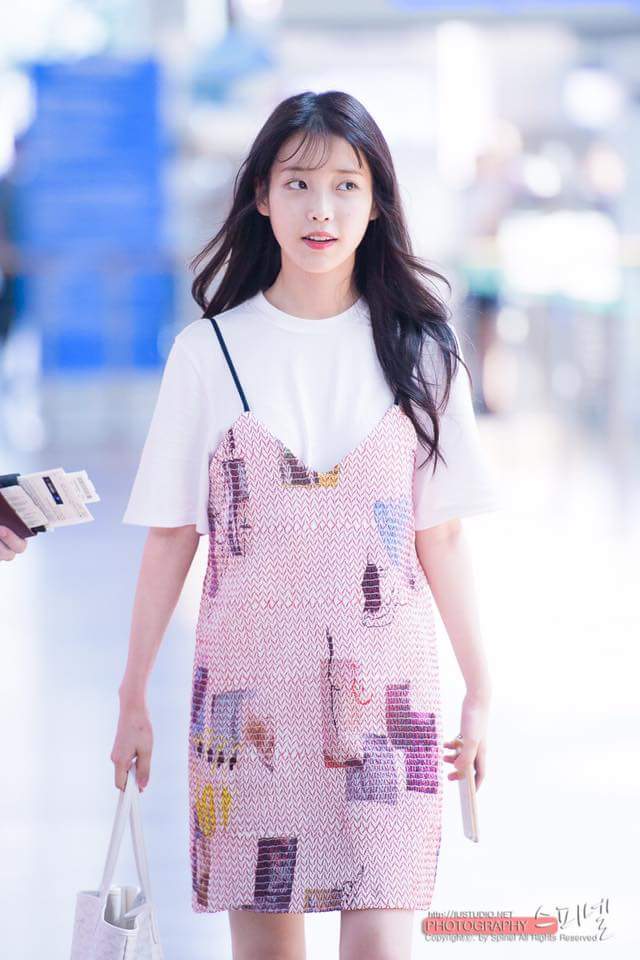 아이유 치고 비싼옷 입고 출국하는 아이유.jpg | 인스티즈