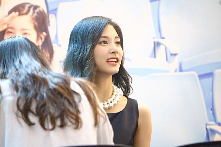 [트와이스] 갈수록 더더욱 이뻐지는 쯔위 움짤들.gif | 인스티즈