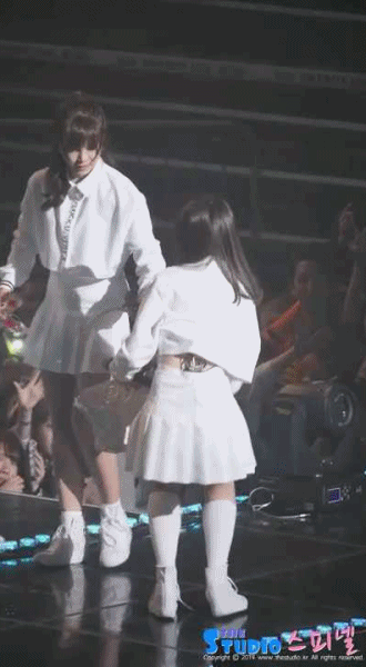 꽃 뿌리다 꽃이 다 떨어진 손나은(A.K.A 손허당) | 인스티즈