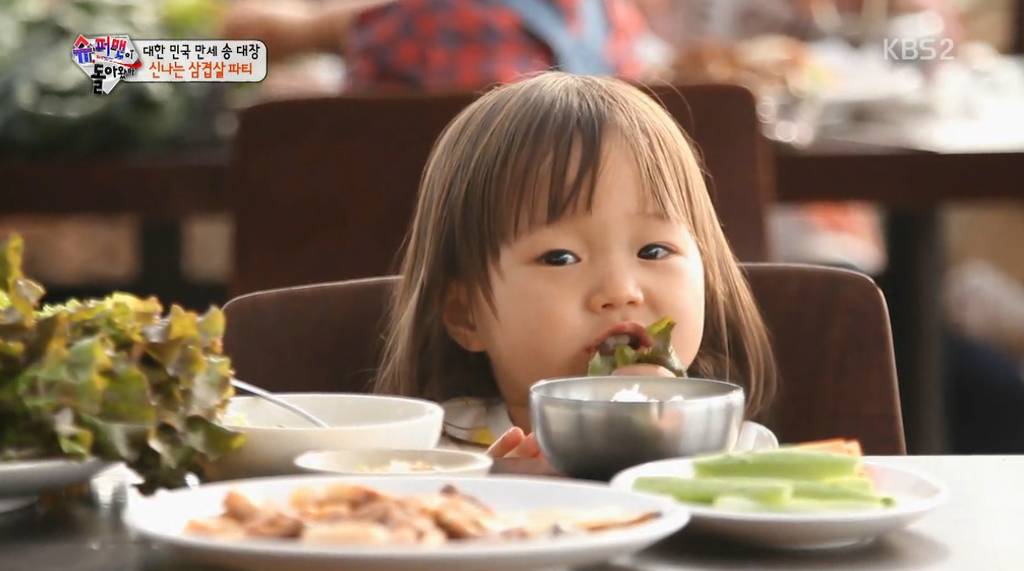 [슈돌] 쌈싸먹는 송일국 따라하는 여자아이 짱귀 ....jpg | 인스티즈