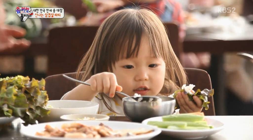 [슈돌] 쌈싸먹는 송일국 따라하는 여자아이 짱귀 ....jpg | 인스티즈