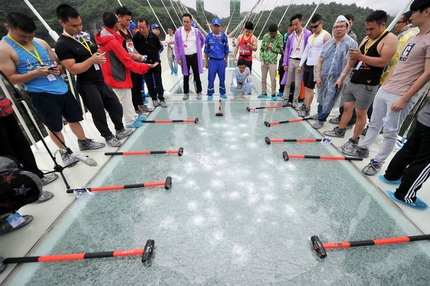 대륙의 유리다리 망치로 내려치는 퍼포먼스 | 인스티즈