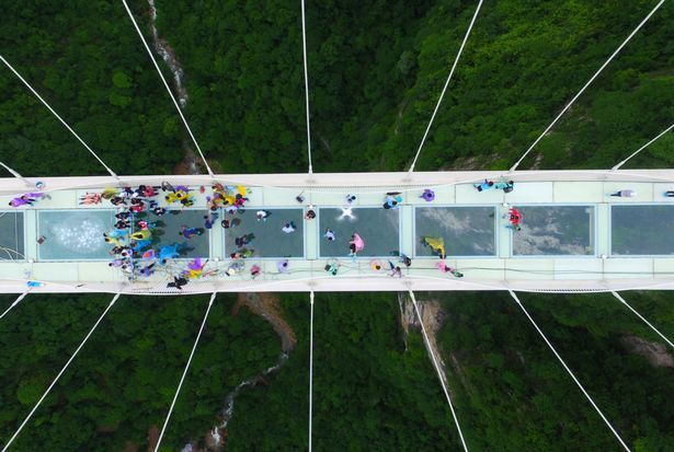 대륙의 유리다리 망치로 내려치는 퍼포먼스 | 인스티즈